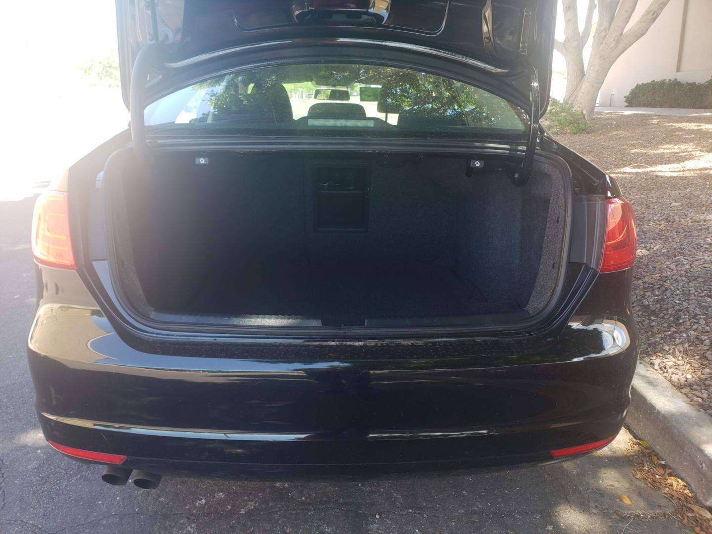 2012 /black Volkswagen Jetta SE (3VWDX7AJ6CM) with an 2.5 l5 engine, 6-Speed Automatic transmission, located at 323 E Dunlap Ave., Phoenix, AZ, 85020, (602) 331-9000, 33.567677, -112.069000 - 2012 Volkswagen Jetta,...... A True Must See!!....... No accidents, Cold AC, The car is gorgeous inside and out, Touch screen stereo/CD player, Bluetooth, satellite compatible, phone sync, power windows, power door locks, Clean Black interior Black with beautiful Black leather seats in near perfect - Photo#18